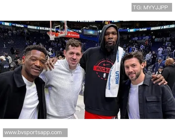 杜兰特赛后积极互动展现优质偶像风范与对手队友球迷亲密交流不舍离场